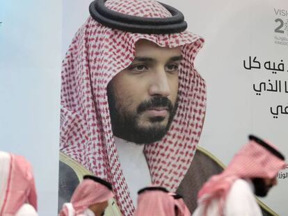 Retrato del príncipe heredero de Arabia Saudí en un área de negocios de Dubái, el 16 de octubre. En vídeo, Arabia Saudí reconoce ahora la muerte de Kashoggi.