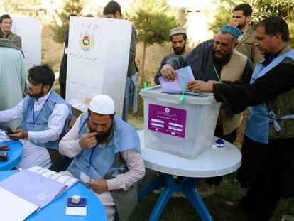 Centro de votación a las afueras de Kabul, este sábado. En vídeo, varias explosiones en Kabul han empañado el arranque de los comicios.