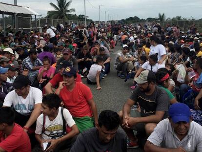 Los migrantes centroamericanos aguardan para entrar en México en el puente sobre el Suchiate.