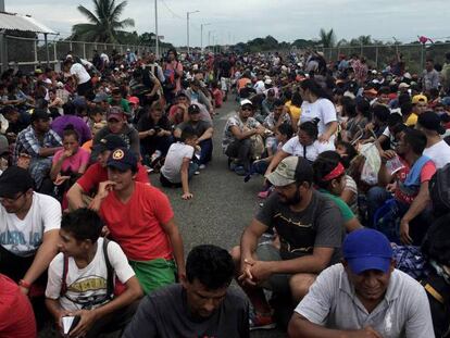 Los migrantes centroamericanos aguardan para entrar en México en el puente sobre el Suchiate.