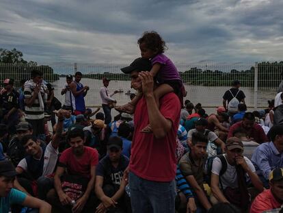 Un grupo de inmigrantes permanece sobre el puente fronterizo entre Guatemala y México.