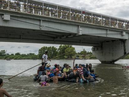 Un grupo de migrantes cruzan en balsa el río Suchiate para llegar a México / VÍDEO: ATLAS