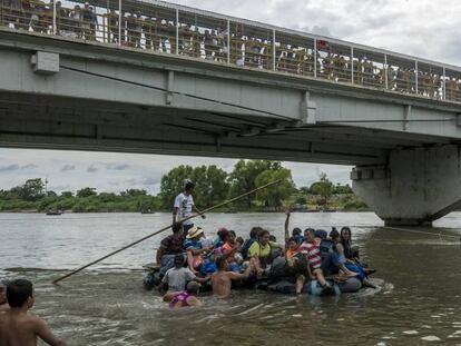 Un grupo de migrantes cruzan en balsa el río Suchiate para llegar a México / VÍDEO: ATLAS