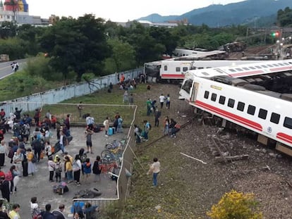 Un tren expreso Puyuma 6432, tras descarrilar este domingo cerca de Taipéi. En vídeo, el momento del descarrilamiento.