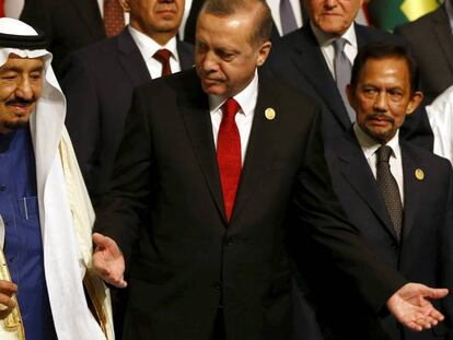 El presidente turco Erdogan (derecha), junto al rey saudí Salman, en una cumbre de la Organización para a Cooperación Islámica, en abril de 2016 en Estambul. En vídeo, Erdogan afirma que el asesinato de Khashoggi fue planificado.