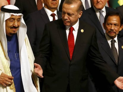 El presidente turco Erdogan (derecha), junto al rey saudí Salman, en una cumbre de la Organización para a Cooperación Islámica, en abril de 2016 en Estambul. En vídeo, Erdogan afirma que el asesinato de Khashoggi fue planificado.