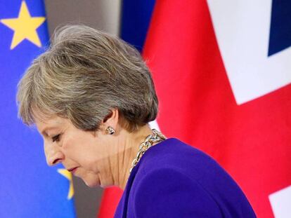 La primera ministra de Reino Unido, Theresa May, en rueda de prensa en Bruselas el pasado miércoles. En vídeo, declaraciones de Dominic Raab, ministro británico para el Brexit.