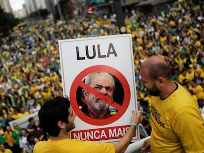 La marcha a favor de Bolsonaro este domingo en São Paulo. En vídeo, perfil del candidato ultraderechista.