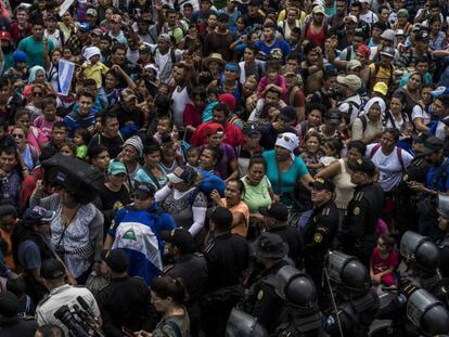 Miles de centroamericanos intentan cruzar un puente fronterizo entre Guatemala y México, el pasado viernes.