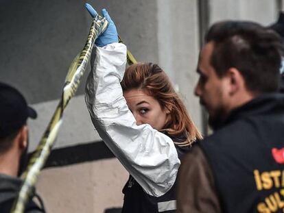 Miembros de la policía científica turca entran en un aparcamiento del distrito de Sultangazi donde este lunes se halló un vehículo de matrícula diplomática saudí sospechoso de estar relacionado con el caso Khashoggi. En vídeo, las últimas pistas del crimen.