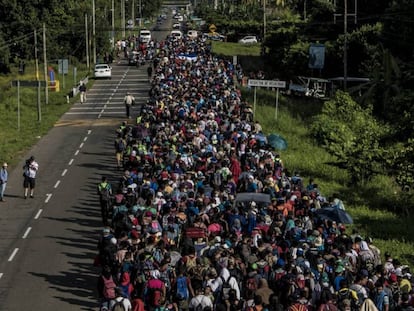 La caravana de migrantes caminando el domingo hacia Tapachula, Chiapas. En vídeo, la caravana de migrantes continúa mientras se recrudecen las amenazas de Trump.