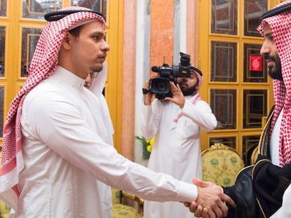 El príncipe heredero saudí (derecha) saluda a uno de los hijos de Khashoggi en Riad. REUTERS.