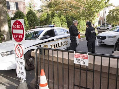 Oficiales de la policía fuera de la casa del expresidente Barack Obama, Washington.