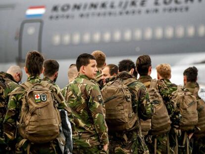 Soldados holandeses embarcan en un avión para participar en las maniobras militares de la OTAN en Noruega. En vídeo, declaraciones del secretario general, Jens Stoltenberg.