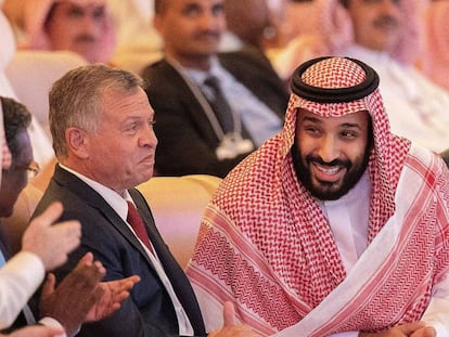 El príncipe heredero saudí, Mohamed bin Salman (derecha), el martes junto a invitados al foro de Riad. En vídeo, sus declaraciones.