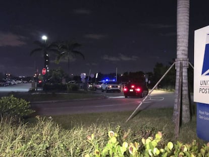 Coches de policía junto al centro de distribución postal de Opa-Locka, en Florida. En vídeo, Bill de Blasio, alcalde de Nueva York, afirma que el envío de paquetes sospechosos "es terrorismo".