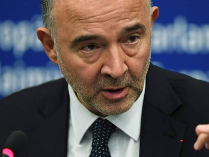 El comisario europeo de Asuntos Económicos, Pierre Moscovici, durante una rueda de prensa en Estrasburgo el día 23. En vídeo, el momento en el que un eurodiputado italiano pisotea los papeles de Moscovici.