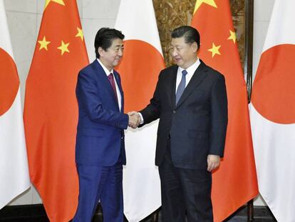 El presidente chino, Xi Jinping, (derecha) recibe al primer ministro japonés, Shinzo Abe, en Pekín. | En vídeo, declaraciones de ambos dirigentes. (REUTERS-QUALITY)