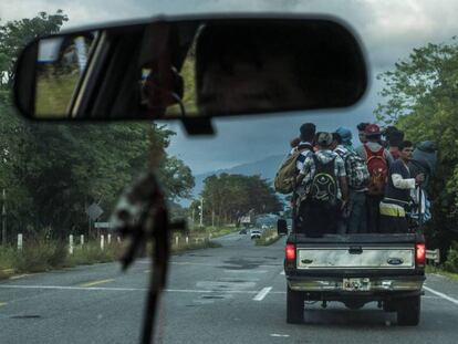 Integrantes de la caravana de migrantes que recorre México hacia EE UU, el martes. En vídeo, un integrante de la caravana asegura que los migrantes no se dirigen a EE UU.