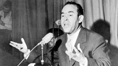 Medhi Ben Barka, durante una rueda de prensa en Casablanca en 1959.