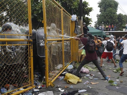 Enfrentamientos entre inmigrantes y la policía en la frontera entre Guatemala y México.