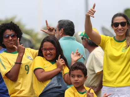 Seguidores de Bolsonaro muestran su apoyo en Rio de Janeiro. En vídeo, Brasil vota en unas elecciones cruciales.