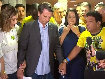 Bolsonaro despide a los suyos tras votar este domingo en Río de Janeiro. En vídeo, Bolsonaro en distintos momentos de la campaña.