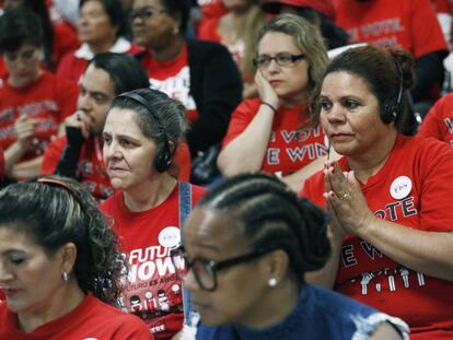 Trabajadores del sindicato de hostelería de Las Vegas, durante un acto electoral en su sede, el pasado 17 de octubre. En vídeo, el expresidente Obama en un mitin demócrata reciente en Las Vegas.