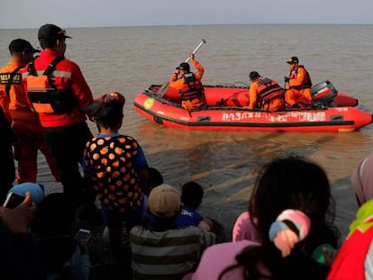 Los equipos de rescate se preparan para buscar el avión siniestrado en Indonesia.