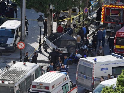 Los equipos de emergencia atienden a los heridos tras el ataque suicida este lunes en Túnez.