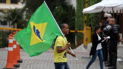 Un seguidor de Bolsonaro, este lunes frente a la casa del presidente electo, en Río de Janeiro. En vídeo, primeras protestas en Brasil tras la victoria de Bolsonaro.