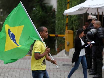 Un seguidor de Bolsonaro, este lunes frente a la casa del presidente electo, en Río de Janeiro. En vídeo, primeras protestas en Brasil tras la victoria de Bolsonaro.