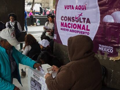 FOTO: Una de las casillas de votación en el centro de Ciudad de México. / VÍDEO: Las obras del aeropuerto.