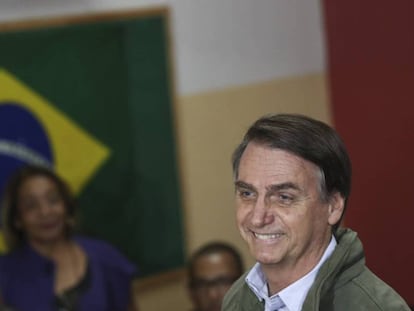 Jair Bolsonaro minutos antes de depositar el voto en Rio de Janeiro En vídeo, primeras protestas en Brasil tras la victoria de Bolsonaro.