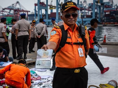 Personal del equipo de rescate muestra algunos de los objetos personales encontrados en el mar.