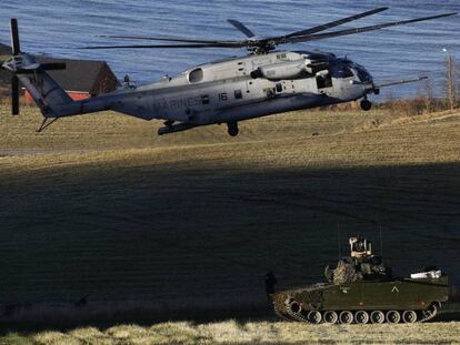 Un helicóptero y un tanque de la OTAN maniobran durante unos ejercicios militares, este martes en Trondheim (Noruega). En vídeo, maniobras militares de la OTAN en Noruega.