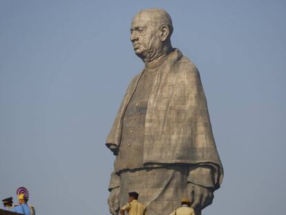 La Estatua de la Unidad, homenaje a la figura de Vallabhbhai Patel, uno de los héroes de la independencia de India. En vídeo, la inauguración de la escultura.