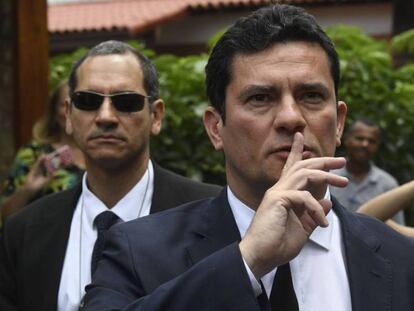 El juez Sérgio Moro manda callar a los periodistas que le preguntan tras su reunión con Jair Bolsonaro en Rio de Janeiro. En vídeo, Bolsonaro anunciaba el martes que le ofrecería el cargo de ministro a Moro.