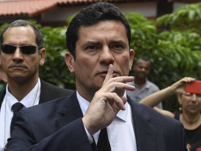 El juez Sérgio Moro manda callar a los periodistas que le preguntan tras su reunión con Jair Bolsonaro en Rio de Janeiro. En vídeo, Bolsonaro anunciaba el martes que le ofrecería el cargo de ministro a Moro.