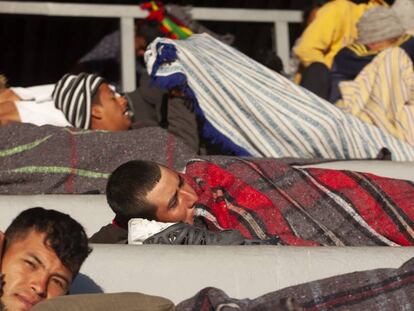 Miembros de la caravana migrante en un albergue en Ciudad de México.