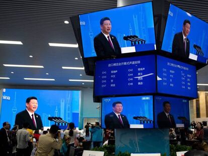 El presidente chino, Xi Xinping, en pantallas de televisión mientras pronuncia su discurso en la Feria de Importaciones en Shanghái.