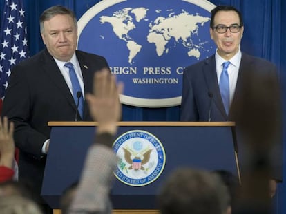 El secretario de Estado estadounidense, Mike Pompeo, y el del Tesoro, Steven Mnuchin. En vídeo, declaraciones del presidente de Irán, Hasan Rohaní.