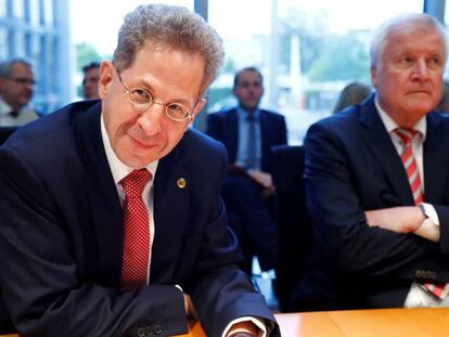 El entonces jefe de los servicios secretos internos Hans-Georg Maassen (izquierda), junto al ministro de Interior, Horst Seehofer, en una comisión parlamentaria en septiembre en Berlín. En vídeo, declaraciones de Merkel.