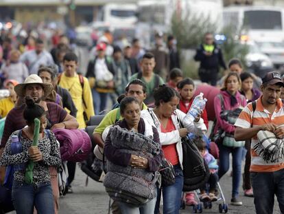 Miembros de la caravana de migrantes en Puebla, México. En vídeo, la caravana en Ciudad de México.