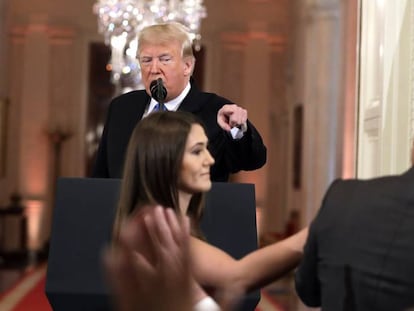 El presidente de EEUU, Donald Trump, se enfrenta a Jim Acosta, periodista de CNN, mientras una ayudante de la Casa Blanca trata de arrebatar el micrófono al reportero.