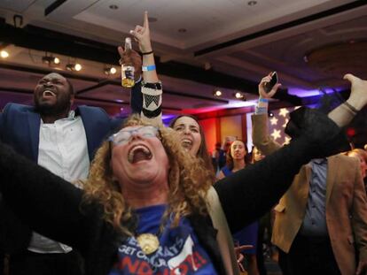 Los demócratas celebran la victoria de Maria Cantwell en Washington.