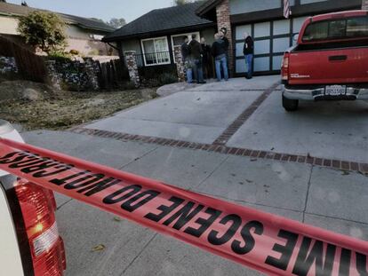 Cordón policial junto a la casa del asesino del bar Borderline, en las afueras de Los Ángeles.