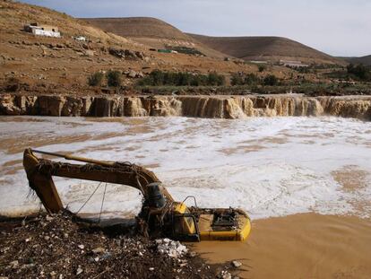 Una excavadora sumergida en el agua cerca de Amán, la capital de Jordania.