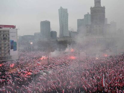 Miles de ultras marchan este domingo en Varsovia durante el día de la independencia de Polonia.