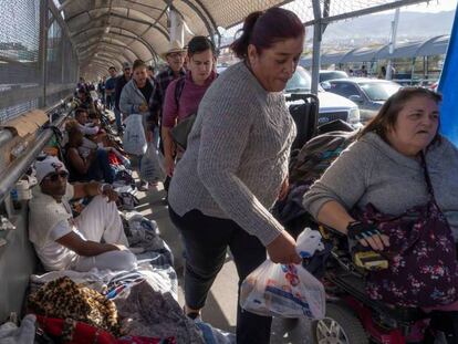 Los inmigrantes esperan en el puente Paso del Norte para pedir asilo a EE UU. En vídeo, los primeros migrantes de la caravana llegan a Tijuana.